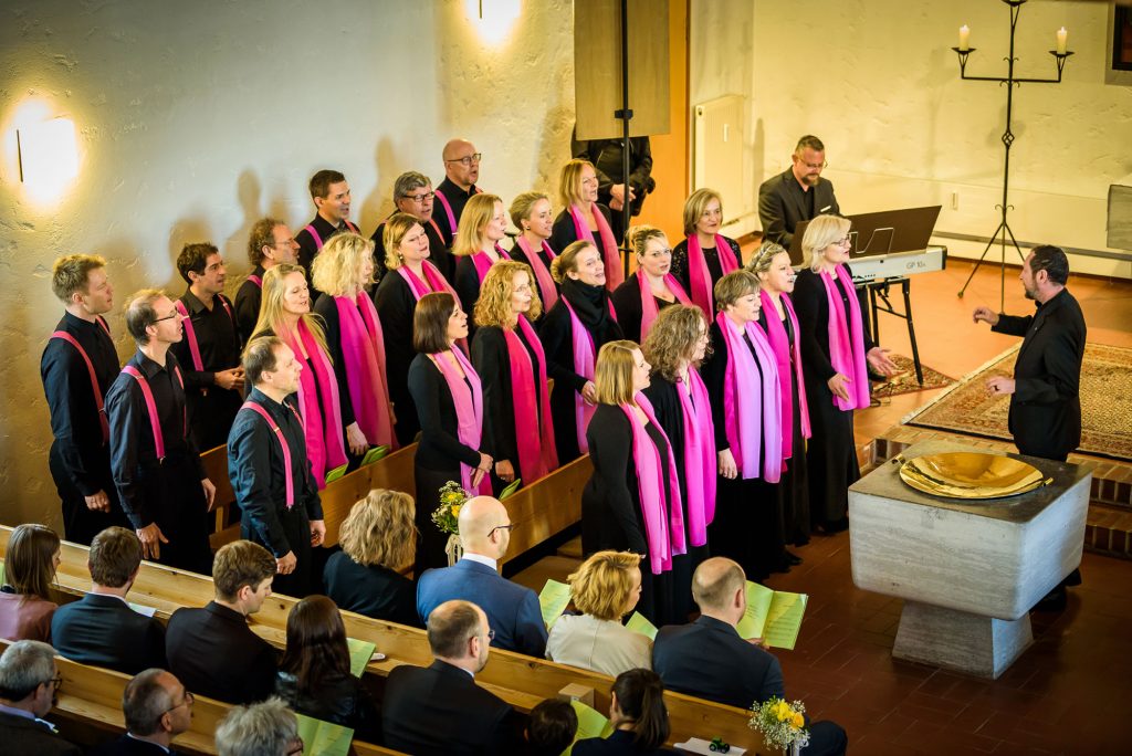 Auftritt zu einer Hochzeit - der Chor steht vorne am Altar
