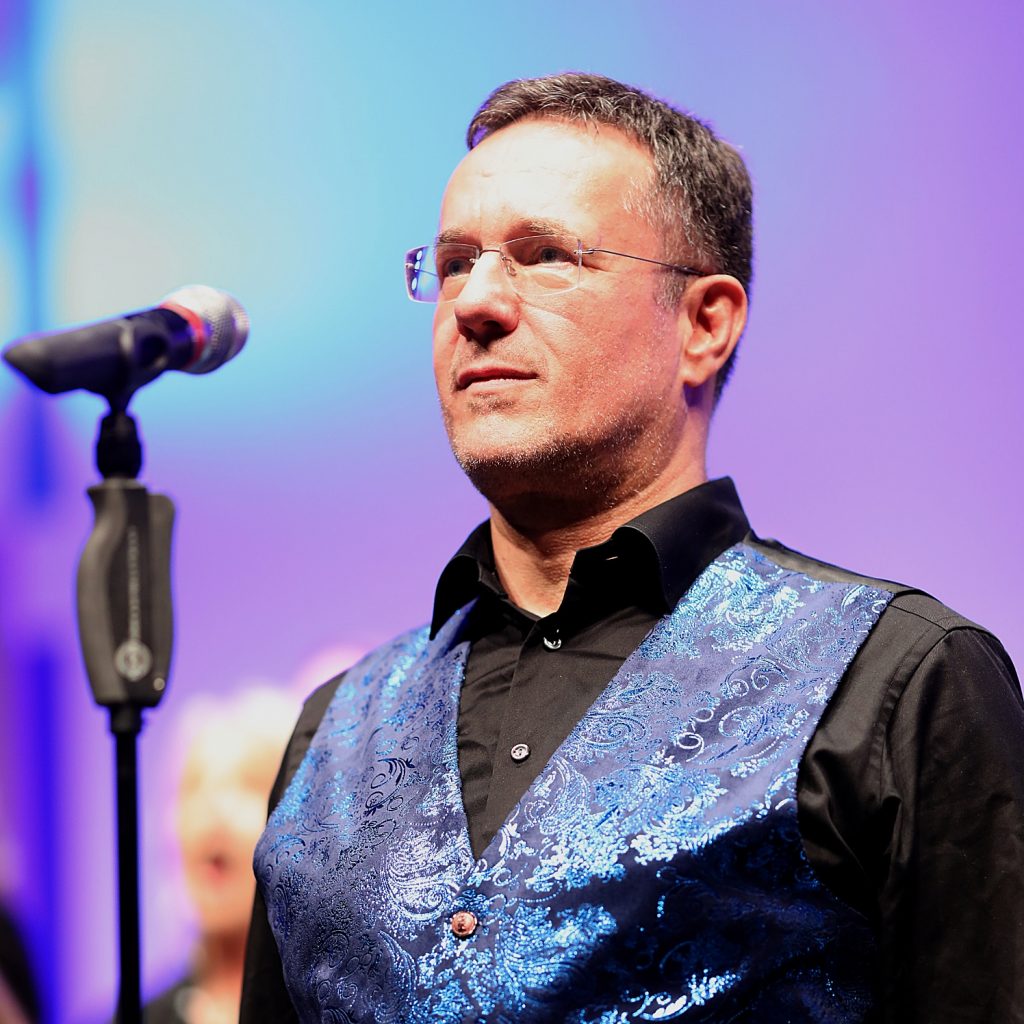 Nahaufnahme von Solist Jörg Brüggemann beim Konzert in Traunstein, November 2024