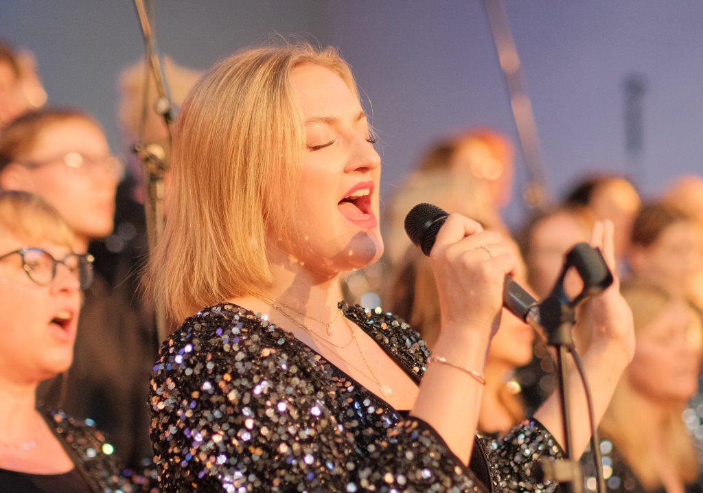 Nahaufnahme von Solistin Seraphina Huber beim Konzert in der Nazarethkirche, Juli 2025