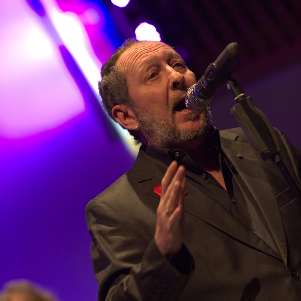 Nahaufnahme von Solist Tom O'Malley beim Konzert in Traunstein, November 2024