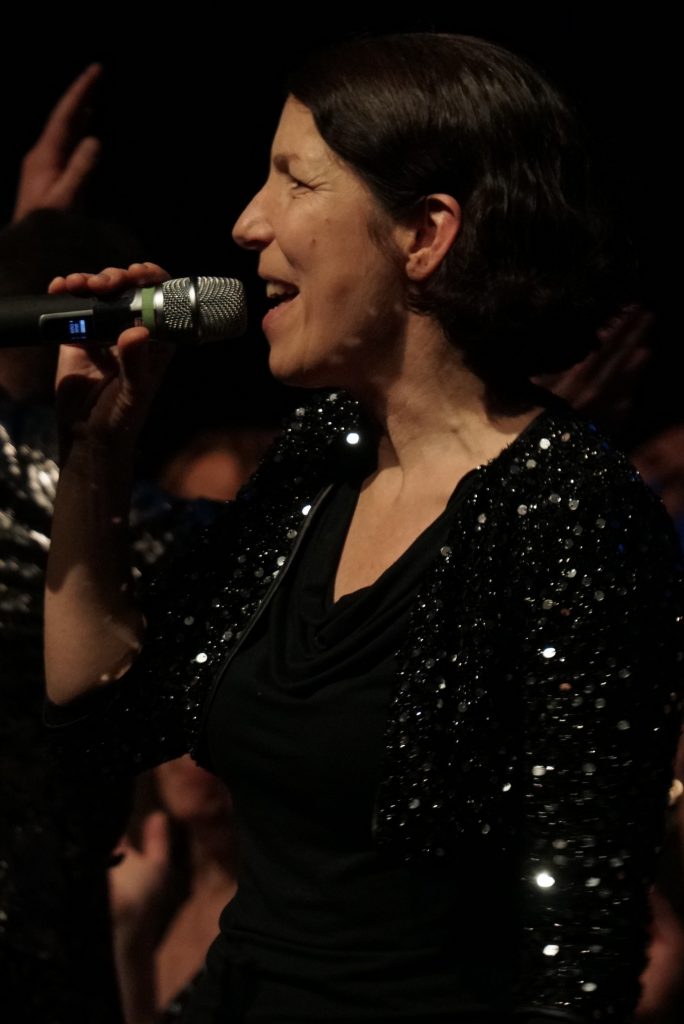 Nahaufnahme von Solistin Doris Mezaros beim Konzert im Kupferhaus in Planegg, Dezember 2024