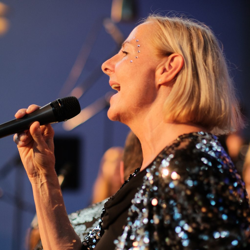 Nahaufnahme von Solistin Friederike Münster beim Konzert in der Nazarethkirche, Juli 2025