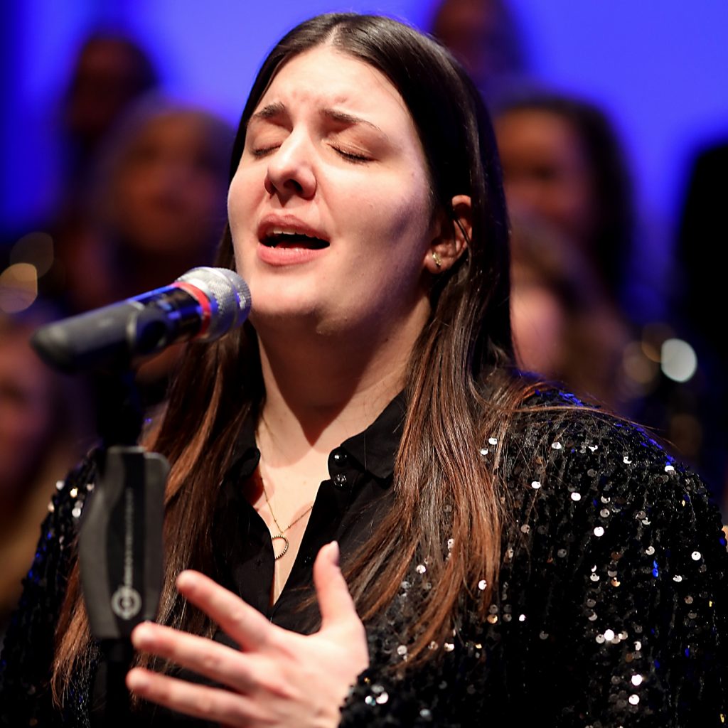 Nahaufnahme von Solistin Carolin Plantera beim Konzert in Traunstein, November 2024