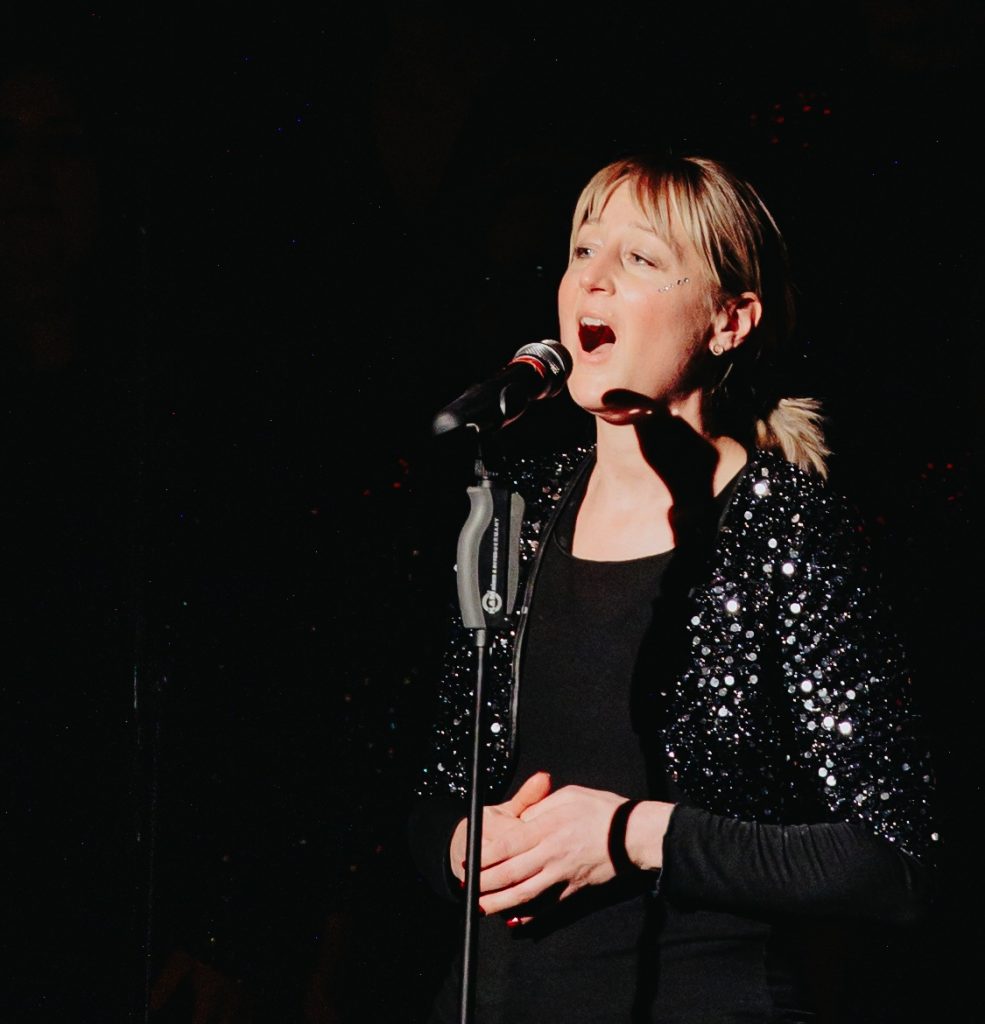 Nahaufnahme von Solistin Simona Thusbass beim Konzert in der Matthäuskirche, Dezember 2024