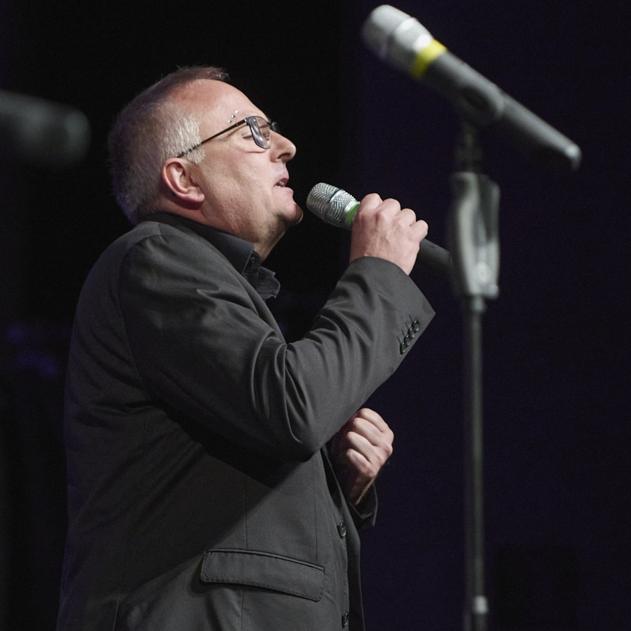 Nahaufnahme von Solist Markus Weilnhammer bei der Gospelnacht im Fat Cat, März 2025