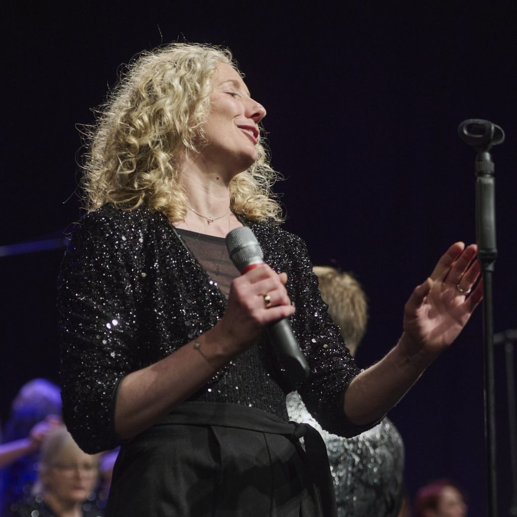 Nahaufnahme von Solistin Rosan Wick bei der Gospelnacht im Fat Cat in München, März 2025