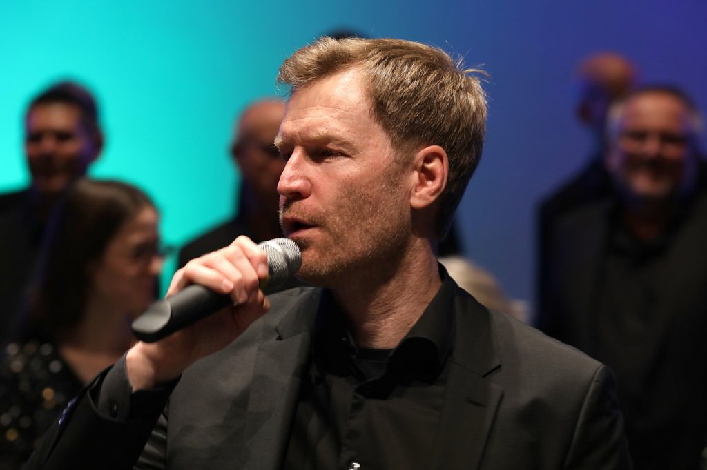 Nahaufnahme von Solist Lutz Zimmermann beim Konzert in Traunstein, November 2024