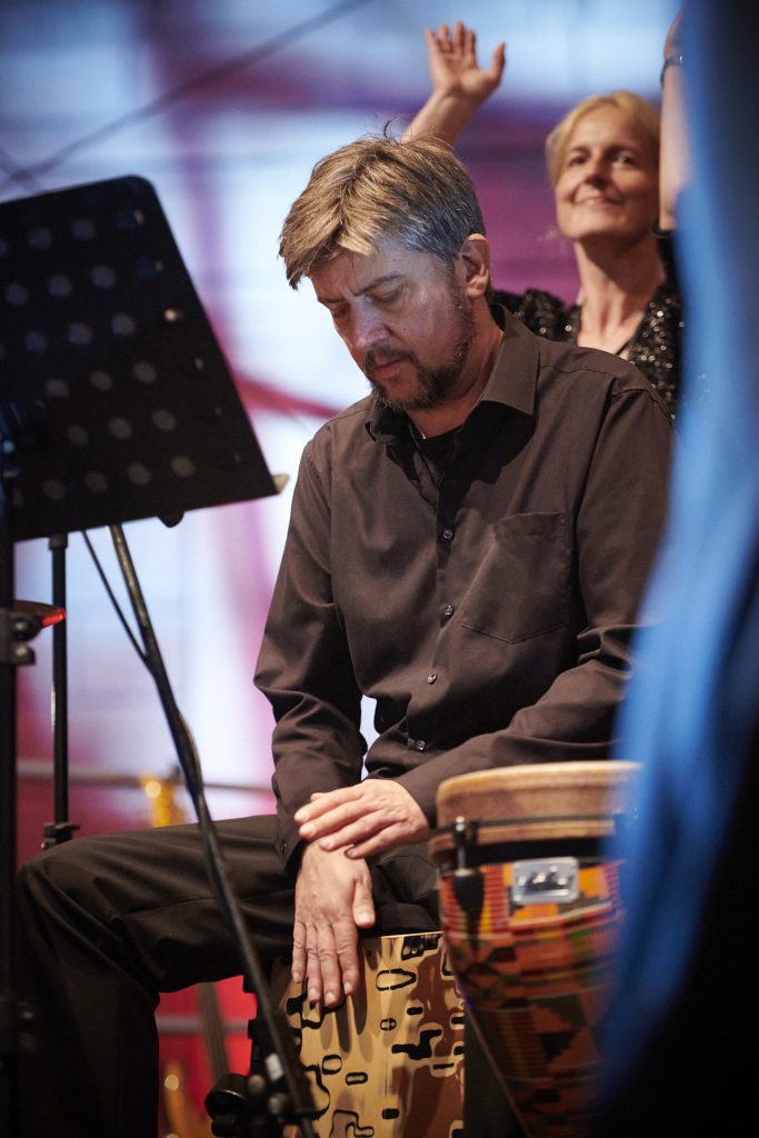 Nahaufnahme von Percussionist Andreas Kutschera beim Konzert im Brunnenhof in München, Juni 2022
