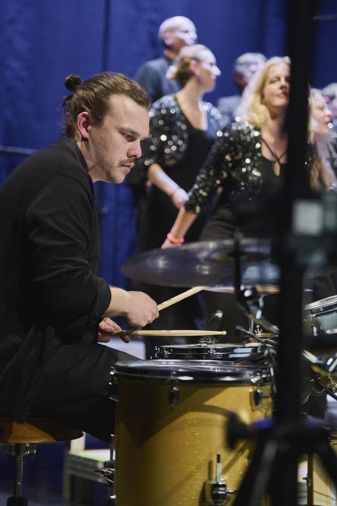 Nahaufnahme von Schlagzeuger Vincent Crusius bei der Gospelnacht im FatCat, März 2024