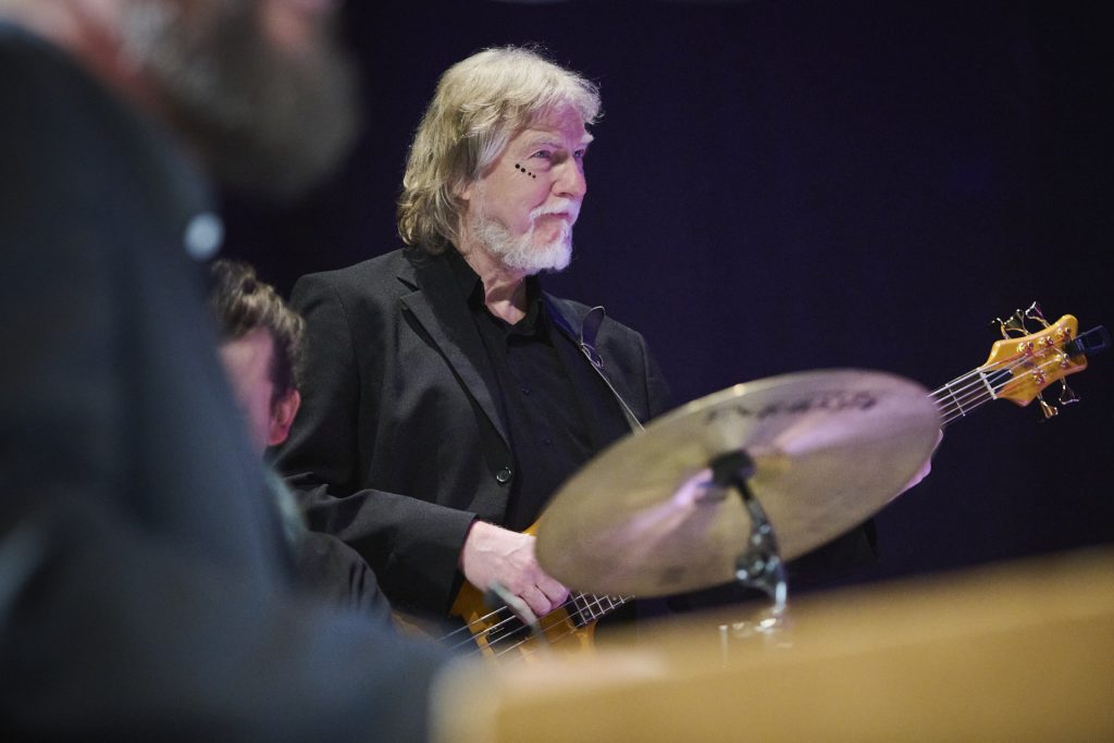 Nahaufnahme von Sänger und Bassist Joe Seemann bei der Gospelnacht im FatCat, März 2024