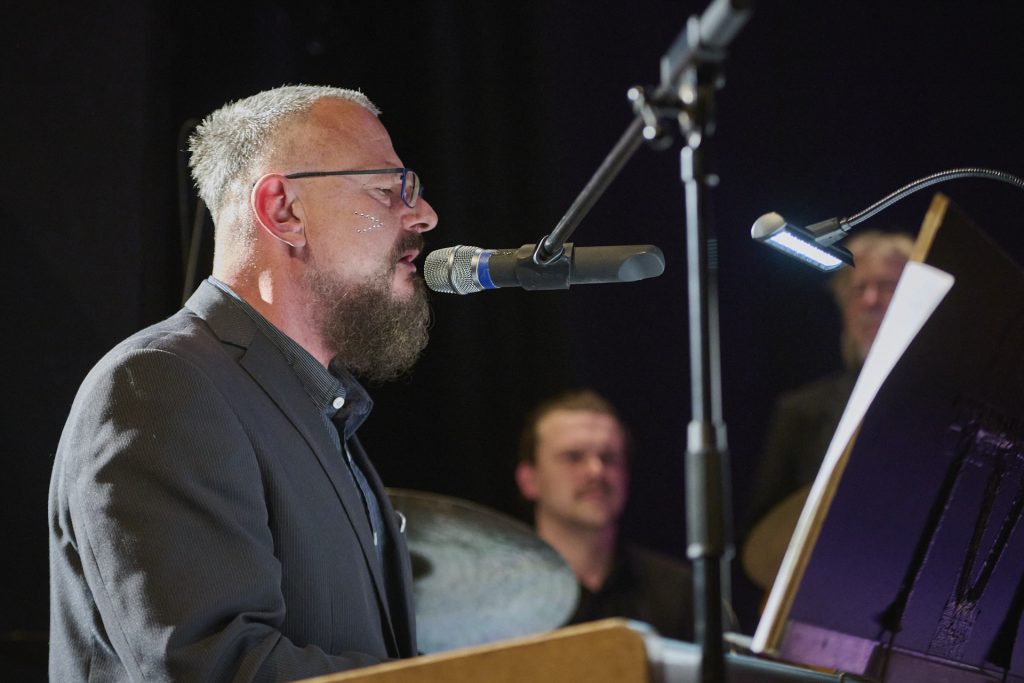 Nahaufnahme von Pianist Markus Minarik bei der Gospelnacht im Fat Cat, März 2024