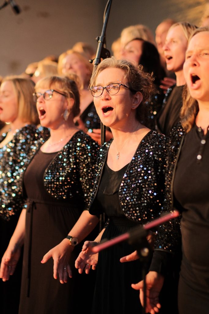Nahaufnahme in den Chor während eines Auftritts in der Nazarethkirche, Juli 2025