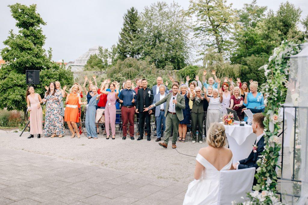 Der Chor singt im Botanischen Garten auf einer Hochzeit.